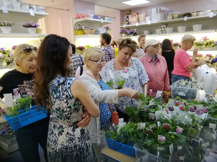 Елена Варсанова (слева) консультирует покупателей
