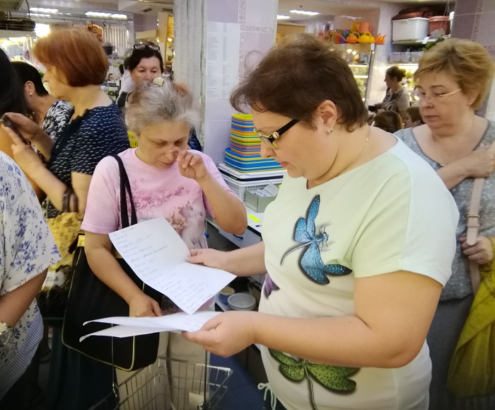 Юле Андрусенко (справа) поручили исполнить список хотелок на трех листах.