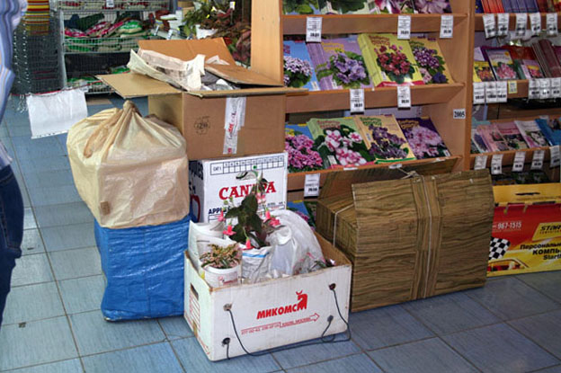 Коробка на коробку, а сверху - цветочек...