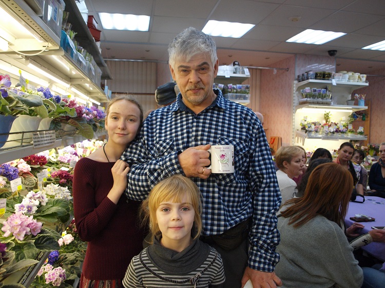 Маша Сергеева с папой и сестрой..jpg