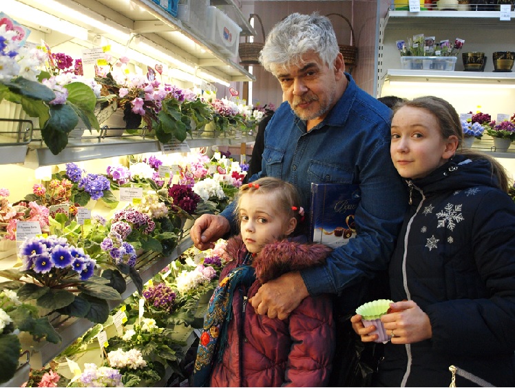 Маша Сергеева с папой Владимиром и младшей сестрой..jpg
