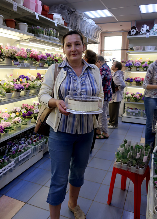 Елена-с-тортиком.jpg