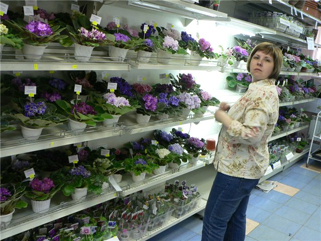 А это наш главный фотокорреспондент Таня Кузина. По-моему, она страшно горда, тем, что видит на своем стеллаже!!!