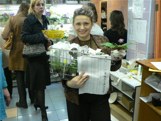 Вот девушка Алёна из Воркуты, совершила шоппинг в Доме Фиалки, и,по-моему, осталась весьма довольна. Длиннющий список  хотелок сильно укоротился. А что тяжёлая корзинка - не страшно: своя ноша не тянет!