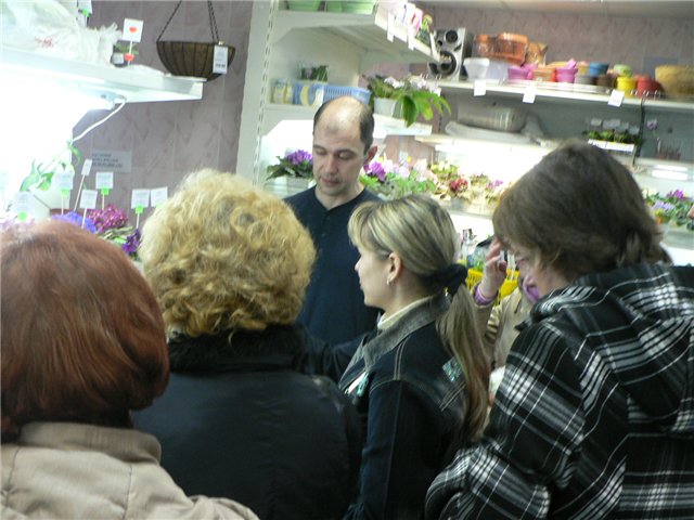 Игорёк, как всегда, пользуется повышенным вниманием у миниатюрщиков, и около него всегда толпа,  прислушивающаяся к каждому его слову.