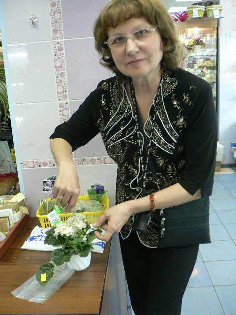 Галина Лазаренко работает &amp;quot;пчелкой&amp;quot;. Она собирает пыльцу, чтобы в будущем, привезти нам что-нибудь эдакое!