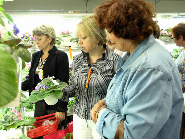 Ольга Аксёнкина работают с покупателями.