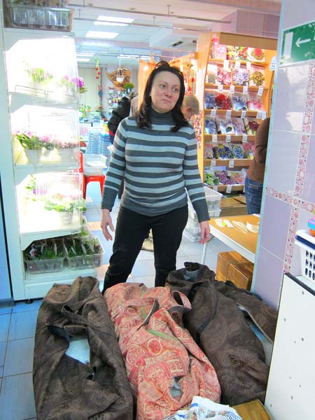 Лена и её растения в сумках.