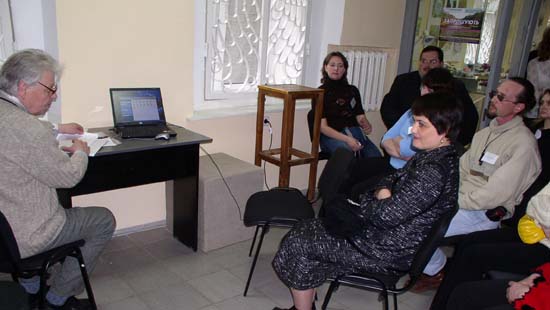 Первая Всеукраинская - 2006 год. Рассказ Г.Г.Комкова собрались послушать все участники выставки